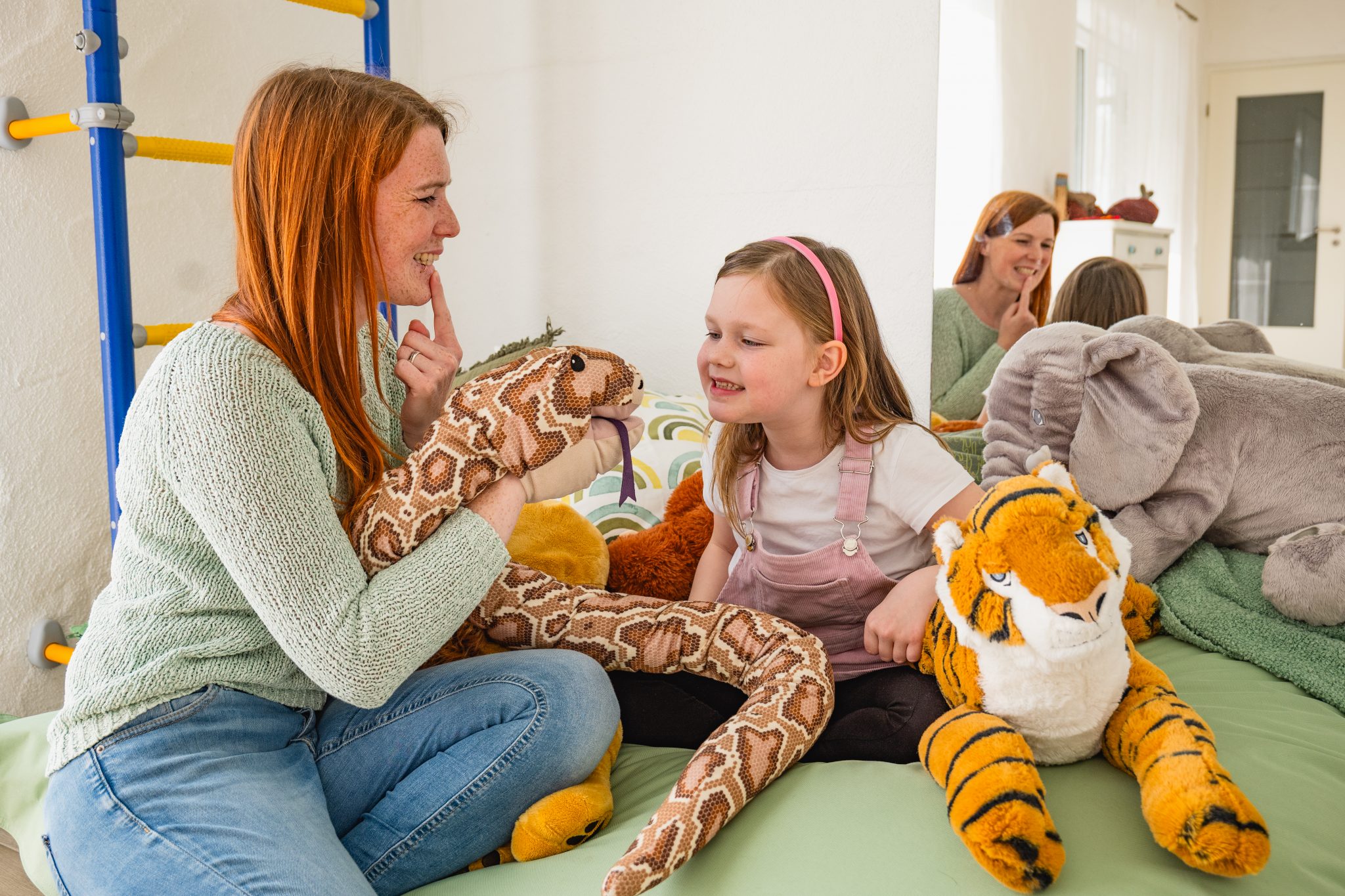 Spielerische Behandlung bei Kindern in unserer Kuschelecke